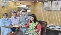 আদমদীঘিতে অগ্নিকান্ডে ক্ষতিগ্রস্থ ব্যবসায়ীদের অর্থ সহায়তা প্রদান