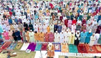 দিনাজপুর ঐতিহাসিক গোর-এ শহীদ ঈদগাহে ঈদের জামাত