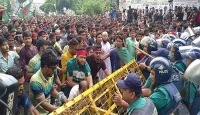 শাহবাগে পুলিশের ব্যারিকেড ভাঙলো  কোটার যৌক্তিক সংস্কারের দাবিতে ডাকা আন্দোলনকারীরা