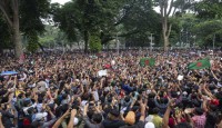 নজিরবিহীন গুলি, সংঘাত, সংঘর্ষ নিহত হয়েছেন শতাধিক মানুষ