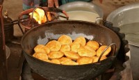 পুরান ঢাকার ডালপুরি-গোলগুল্লা-সিঙ্গারা......  লুৎফর রহমান রিটন