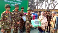 বগুড়ায় শীতার্ত মানুষের মাঝে সেনাবাহিনীর শীতবস্ত্র বিতরণ