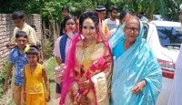 সাংবাদিক বরের বাড়িতে বিয়ে করতে এলেন কনে