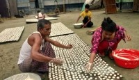 গাইবান্ধায় ডালের বড়ায় সংসার চলে অর্ধশত পরিবারের