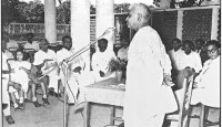 ১৯৪৮ সালে পাকিস্তান পার্লামেন্টে কুমিল্লার ধীরেন্দ্রনাথ দত্ত প্রথম দাবী তোলেন অন্যতম রাষ্ট্রভাষা হওয়া উচিত বাংলা