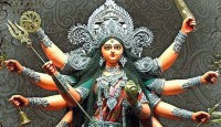 বগুড়ায় শেষ মুহুর্তের প্রস্তুতি: রঙ-তুলির আঁচড়ে রঙিন হচ্ছে প্রতিমা!