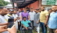 ঠাকুরগাঁওয়ে ফেইসবুক স্টেটাস দেখে হুইল চেয়ার নিয়ে ছুটে গেলেন মানবতার ফেরিওয়ালা