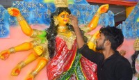 বগুড়ায় শেষ সময়ে রঙ-তুলির আঁচড়ে সাজছে দেবীদুর্গা