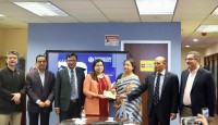 ওয়াশিংটন ইউনিভার্সিটি অব সায়েন্স অ্যান্ড টেকনোলজি ফাউন্ডেশনকে দশ হাজার ডলারের অনুদান চেক তুলে দিলেন অধ্যাপক ড. ফায়জুল ইসলাম