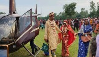 শিবগঞ্জে মায়ের শখ পূরন করতে   আকাশ পথে বউ আনলো প্রবাসী ছেলে
