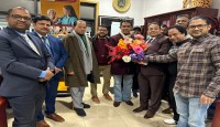 বিশিস্ট সাংবাদিক মনির হায়দারের জন‍্য ফুলেল শুভেচ্ছা