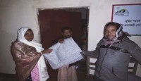 আদমদীঘিতে গভীর রাতে অসহায় দুস্থ শীতার্থ মানুষের মাঝে শীতবস্ত্র বিতরণ