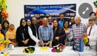 সম্পাদক মোজাম্মেল হক ও তার পত্নী মহসিনা হাসনাতকে ফুল দিয়ে শুভেচ্ছা জানানো হয়েছে অস্ট্রেলিয়ায়
