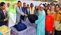 বগুড়ায় ছিন্নমূল মানুষের মাঝে মুনলাইটের শীতবস্ত্র ও খাবার বিতরণ