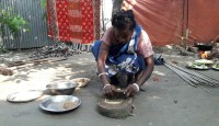 আধুনিক প্রযুক্তির ব্যবহারে হারিয়ে যাচ্ছে ঐতিহ্যবাহী পাথরের শিলপাটা