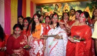 বগুড়ায় সিঁদুররাঙা হাসিমুখে নেচে গেয়ে দেবীকে বিদায়