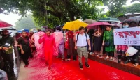 রাজধানী শিল্পীদের ব্যতিক্রমী প্রতিবাদ সমাবেশে শহীদের নাম ধরে ডাক, সাড়া দিলেন জনতা