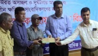 রংপুরে দুই সাংবাদিক পরিবারের মাঝে প্রধানমন্ত্রীর আর্থিক সহায়তার চেক বিতরণ