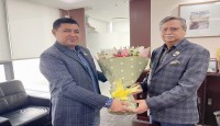নব নির্বাচিত রাষ্ট্রপতি মো: সাহাবুদ্দিন’র সাথে লেখক সাংবাদিক শিব্বীর আহমেদ’র শুভেচ্ছা বিনিময়