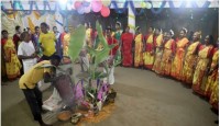 নেচে-গেয়ে কারাম উৎসবে মেতে উঠলেন আদিবাসীরা