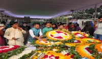 ধানমন্ডিতে বঙ্গবন্ধুর প্রতিকৃতিতে নিউইয়র্ক মহানগর আওয়ামী লীগের শ্রদ্ধা নিবেদন
